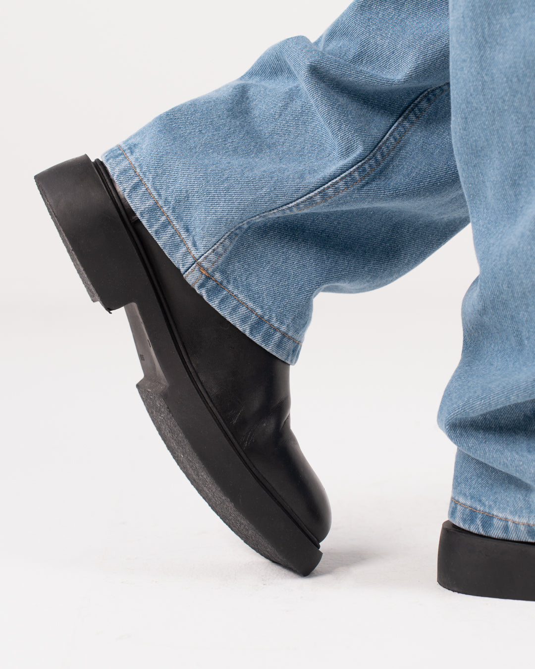 أحذية جلدية