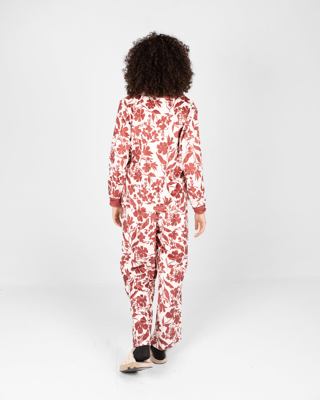 بيجامات شتوية مزخرفة بالزهور