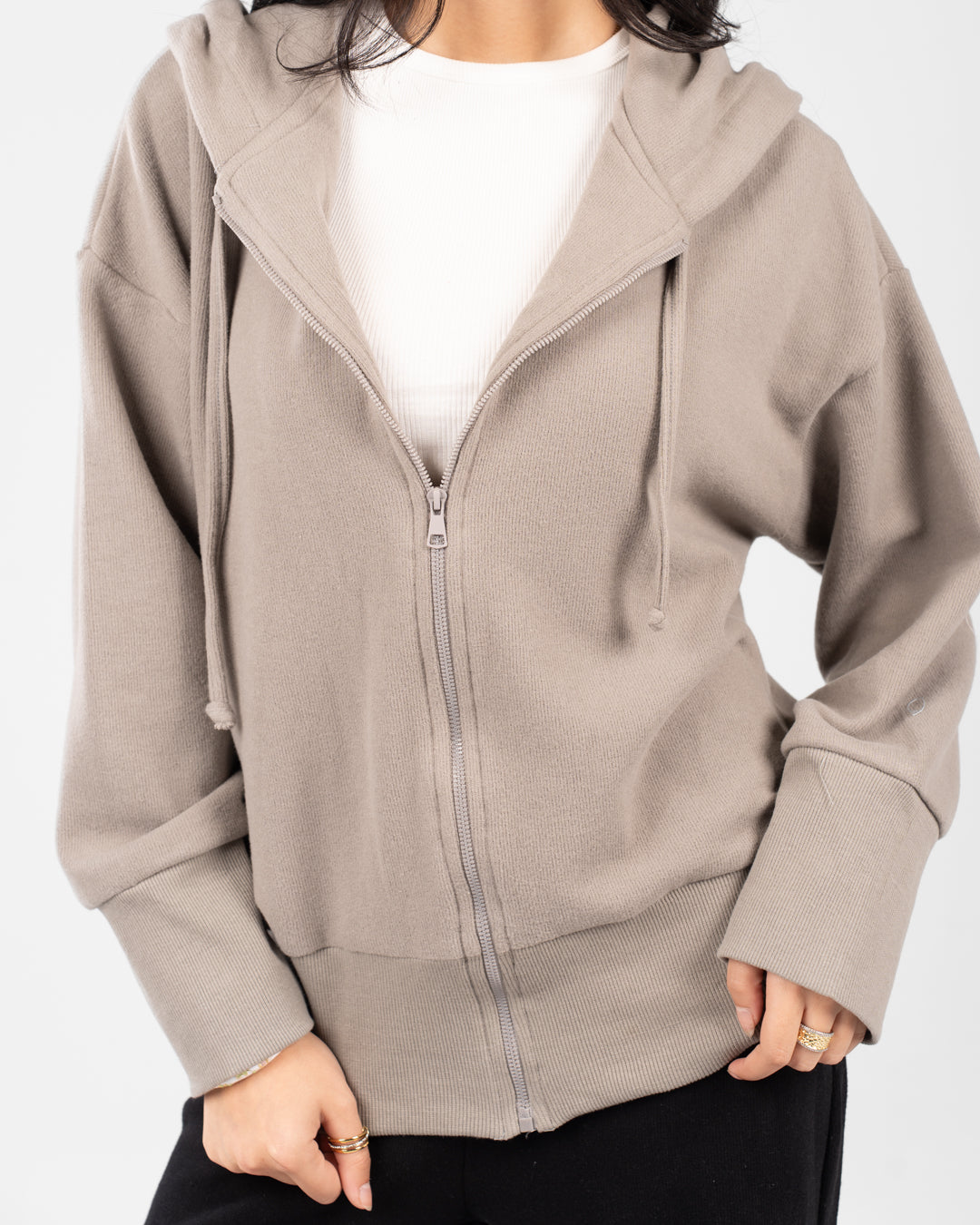 سويت شيرت نسائي أساسي بسحاب