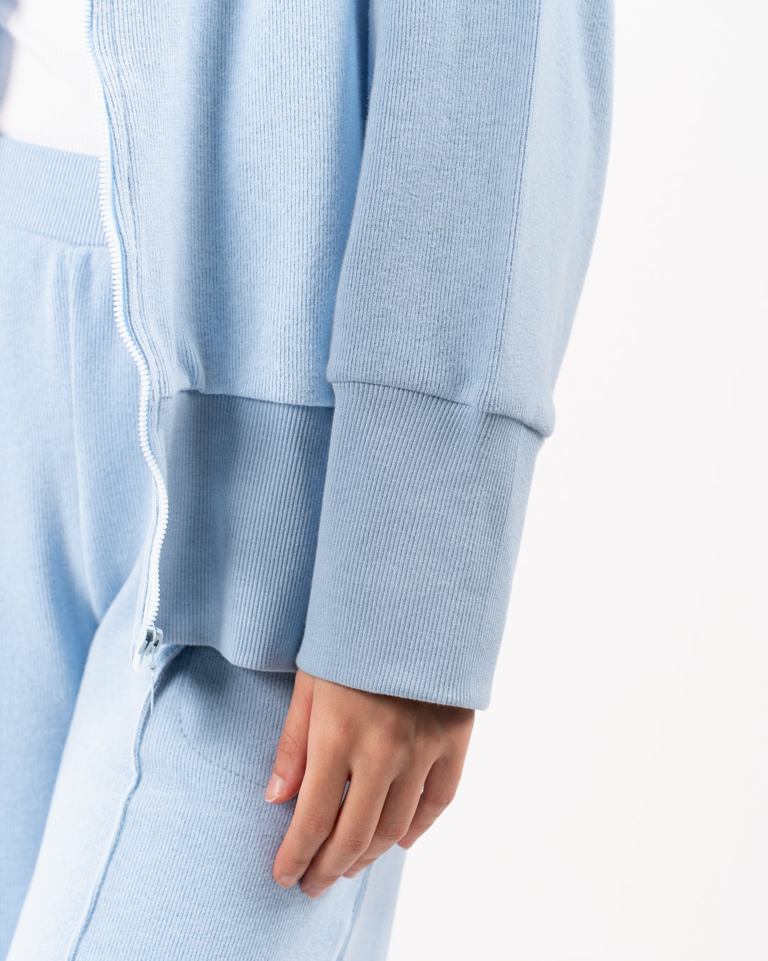 سويت شيرت نسائي أساسي بسحاب