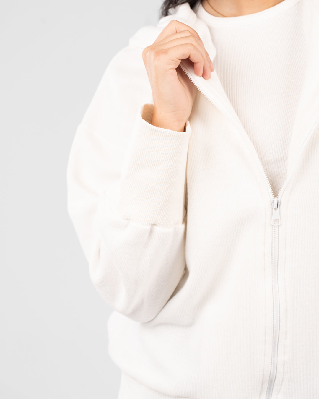 سويت شيرت نسائي أساسي بسحاب