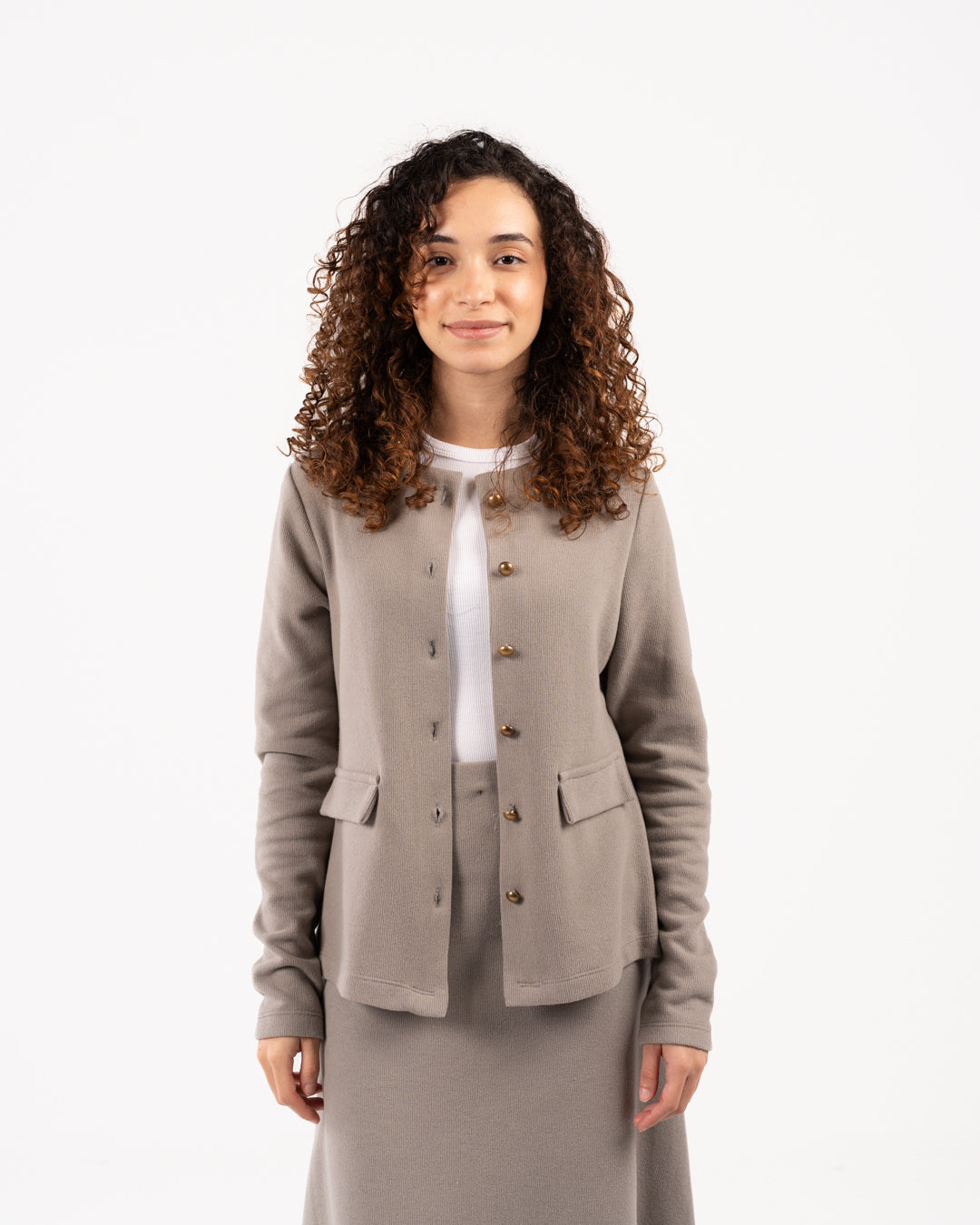 سترة نسائية بأزرار