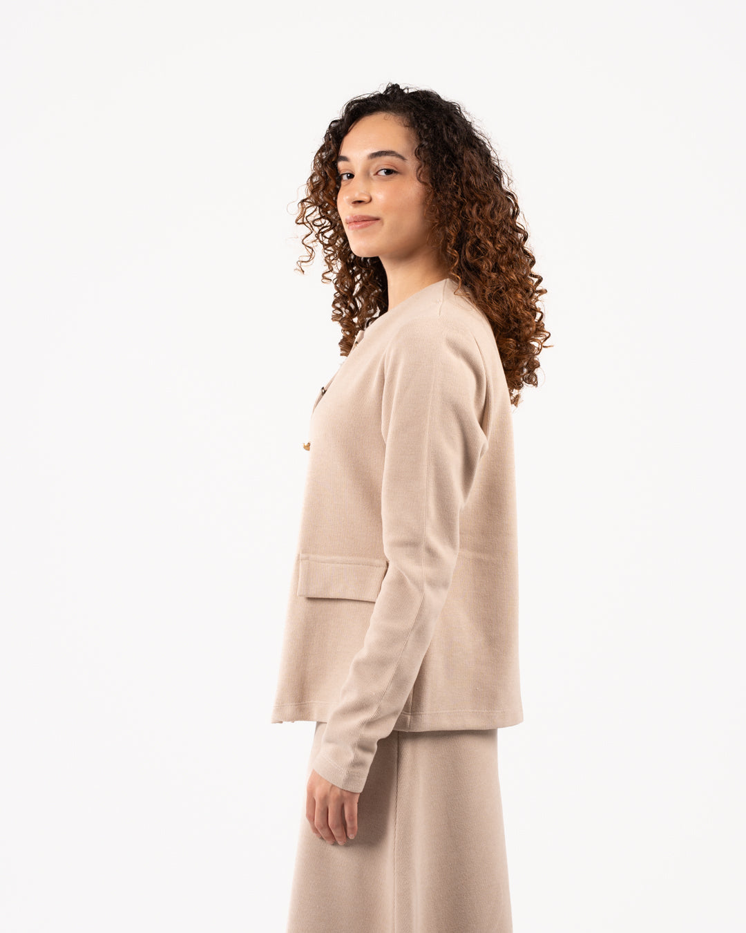 سترة نسائية بأزرار