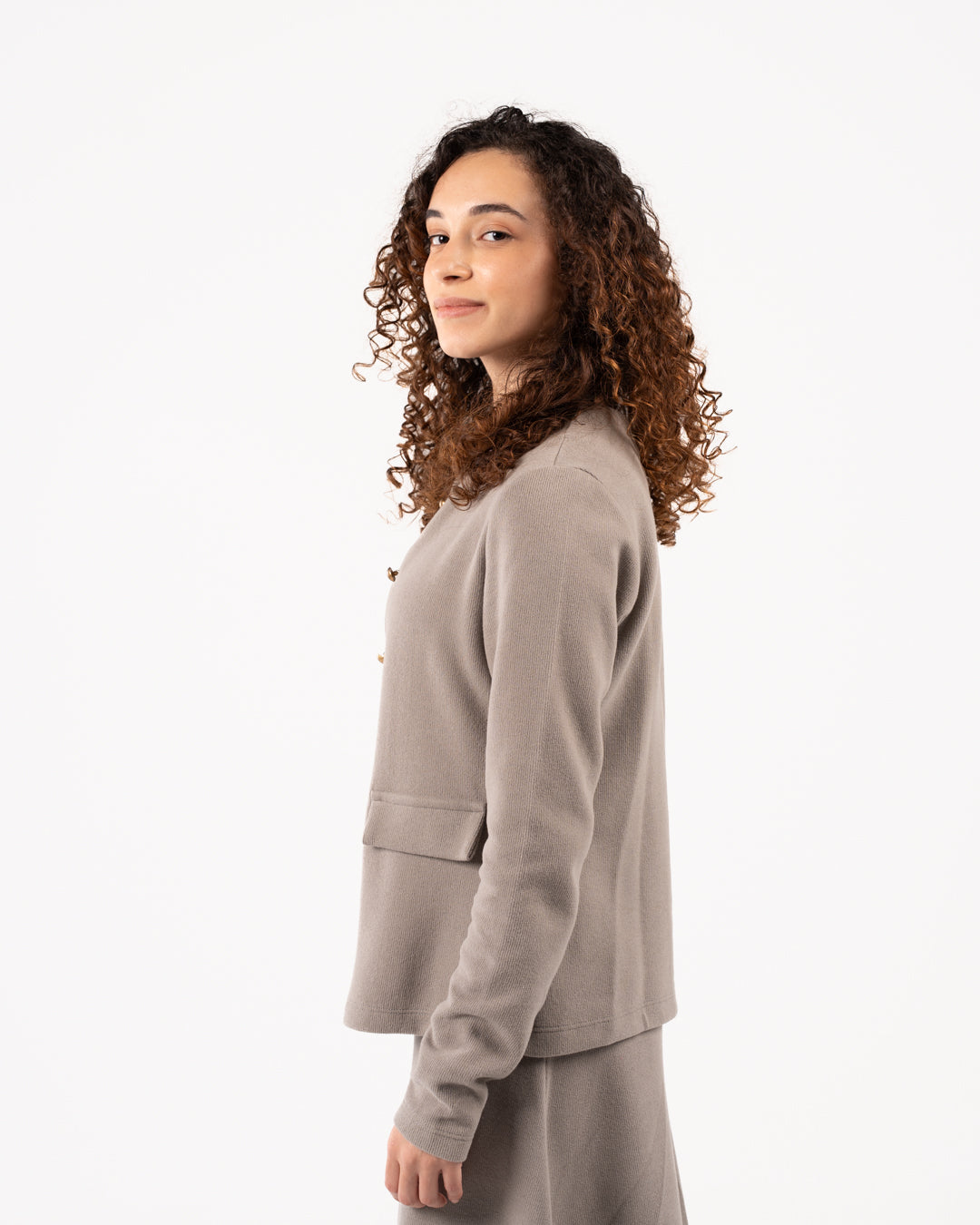 سترة نسائية بأزرار