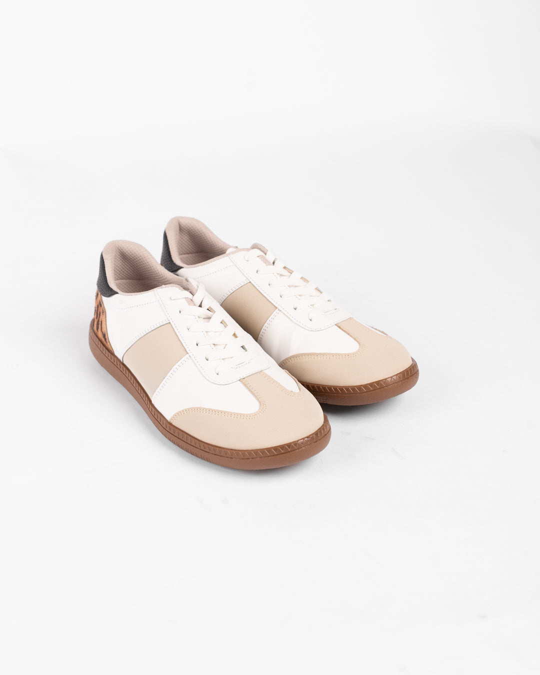 حذاء رياضي مسطح باللون البيج