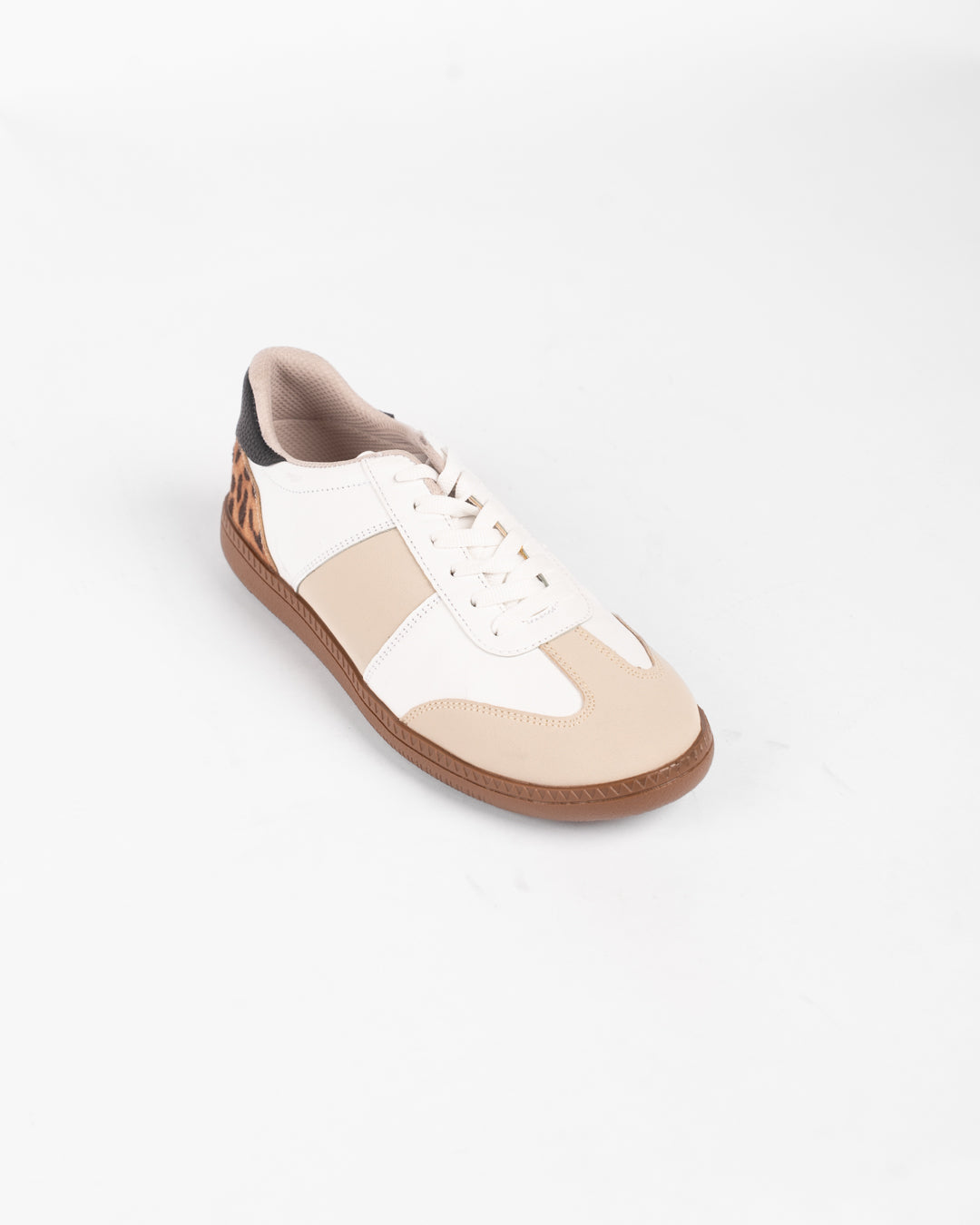 حذاء رياضي مسطح باللون البيج