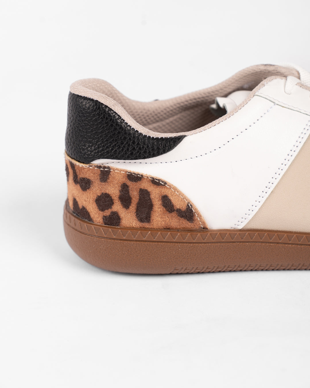 حذاء رياضي مسطح باللون البيج