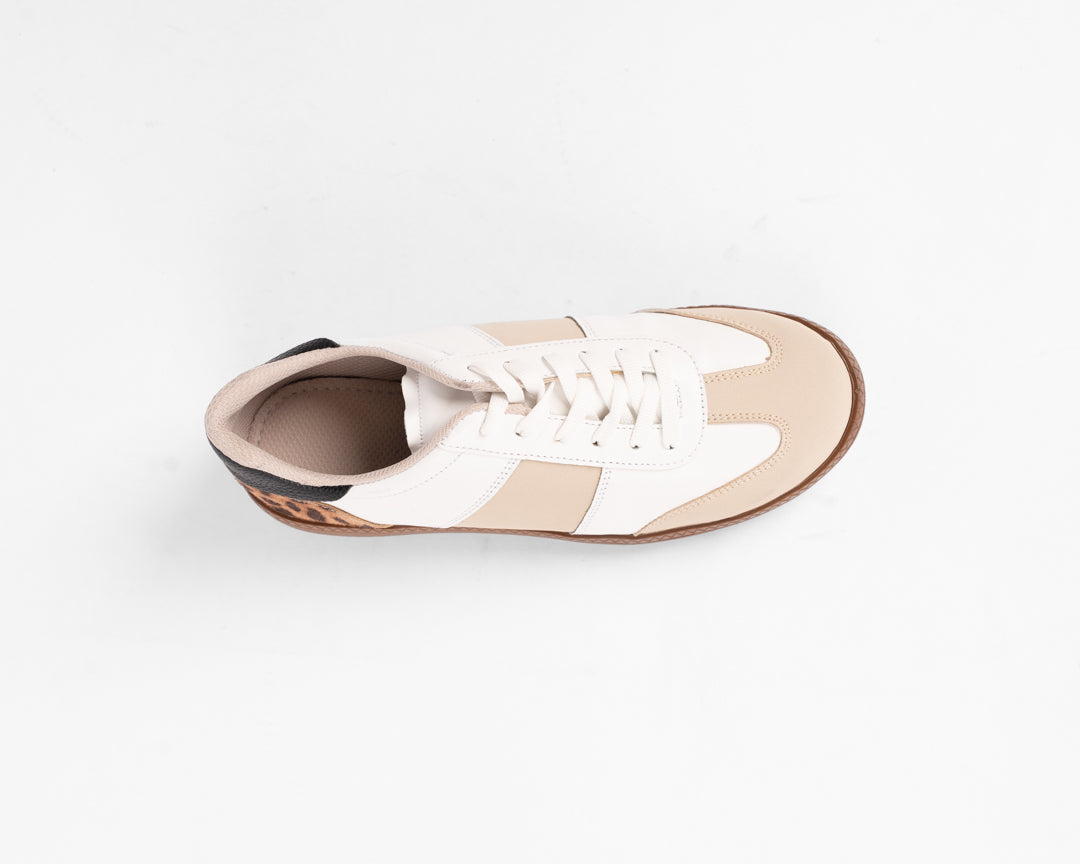 حذاء رياضي مسطح باللون البيج