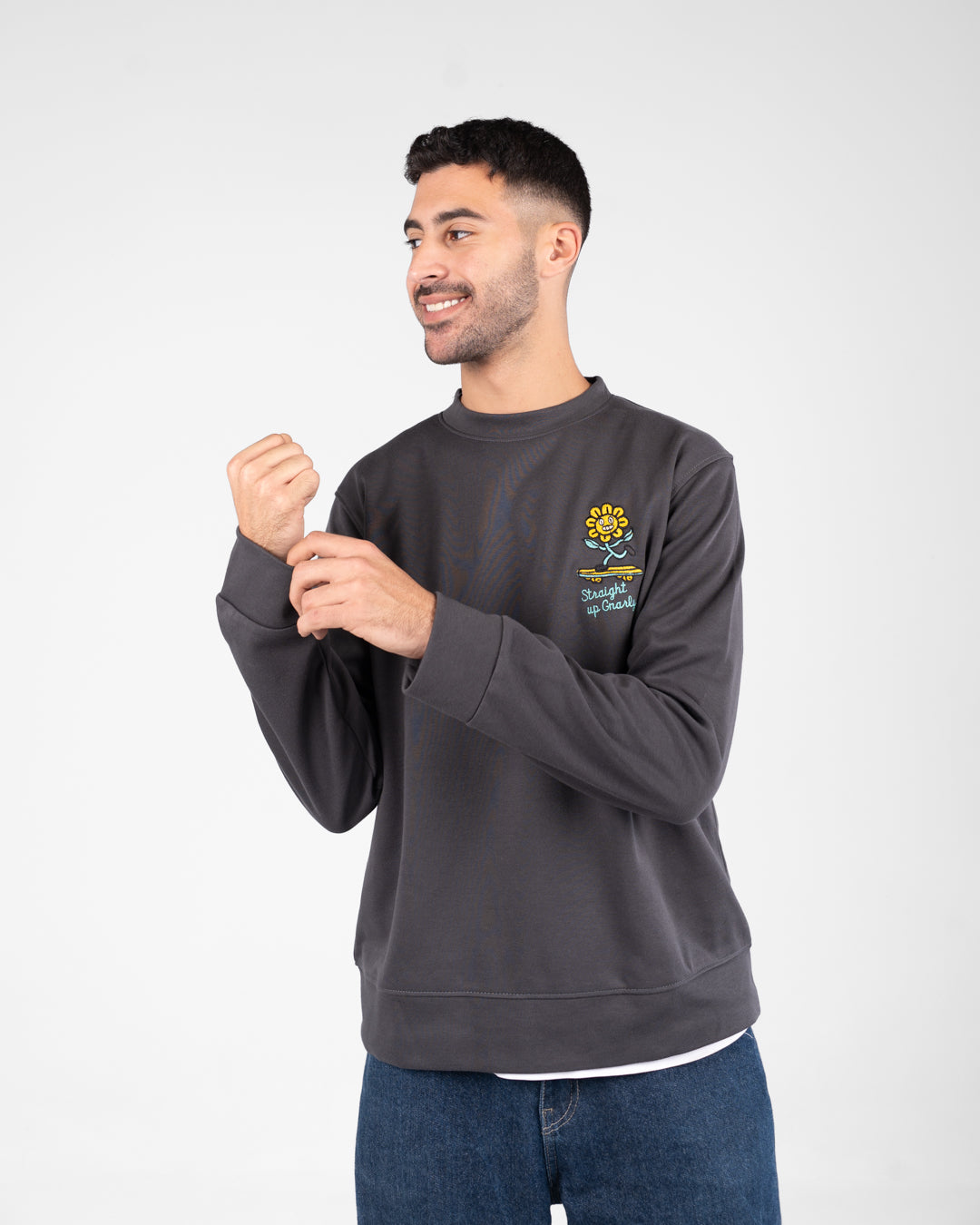 بلوزة مطرزة برقبة دائرية