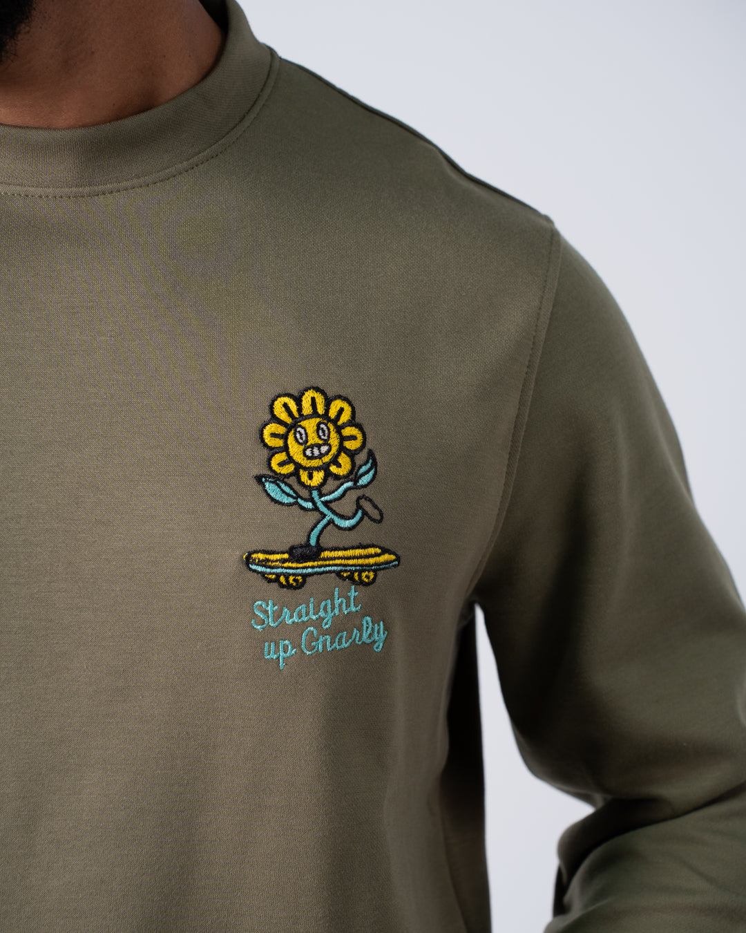 بلوزة مطرزة برقبة دائرية