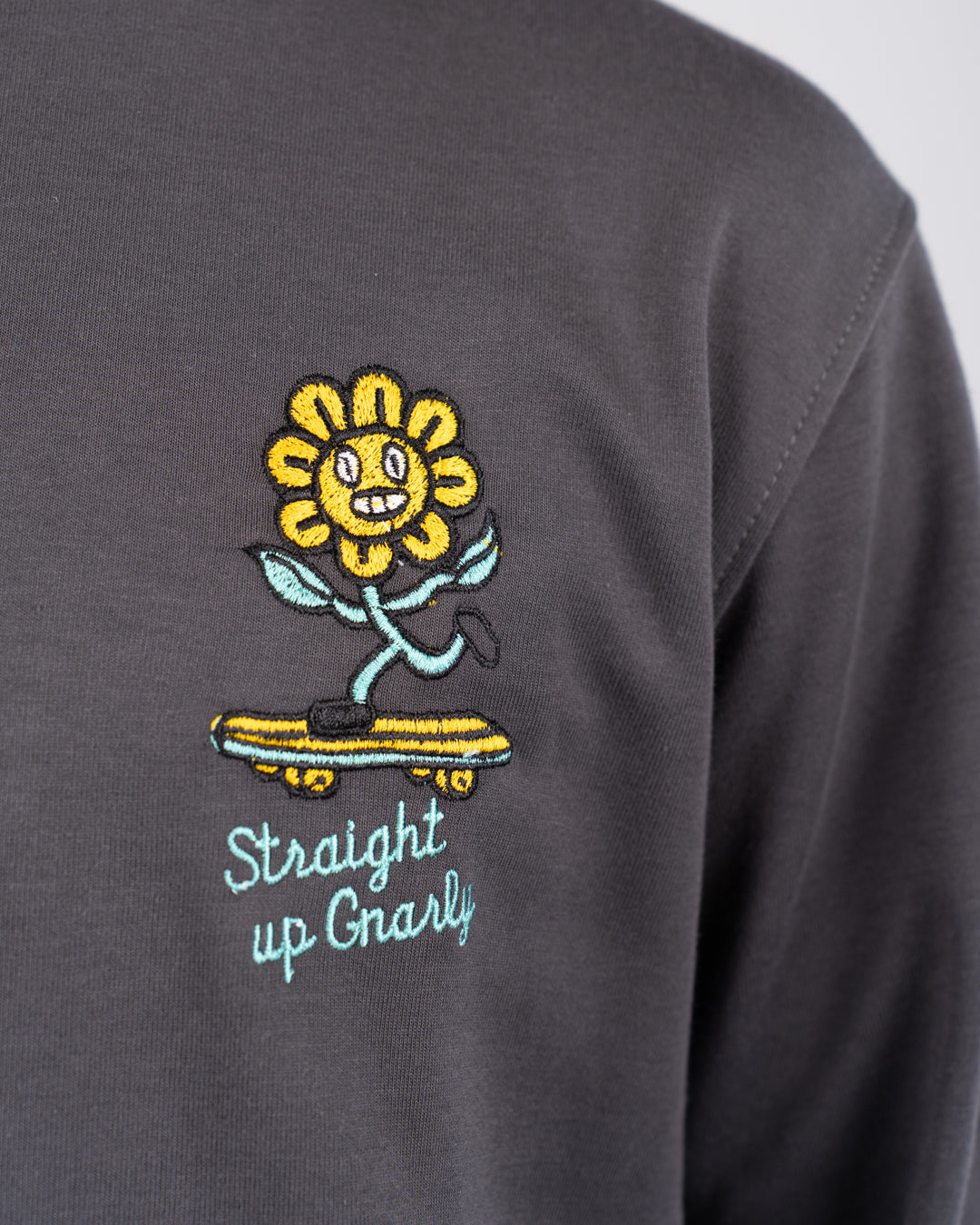 بلوزة مطرزة برقبة دائرية