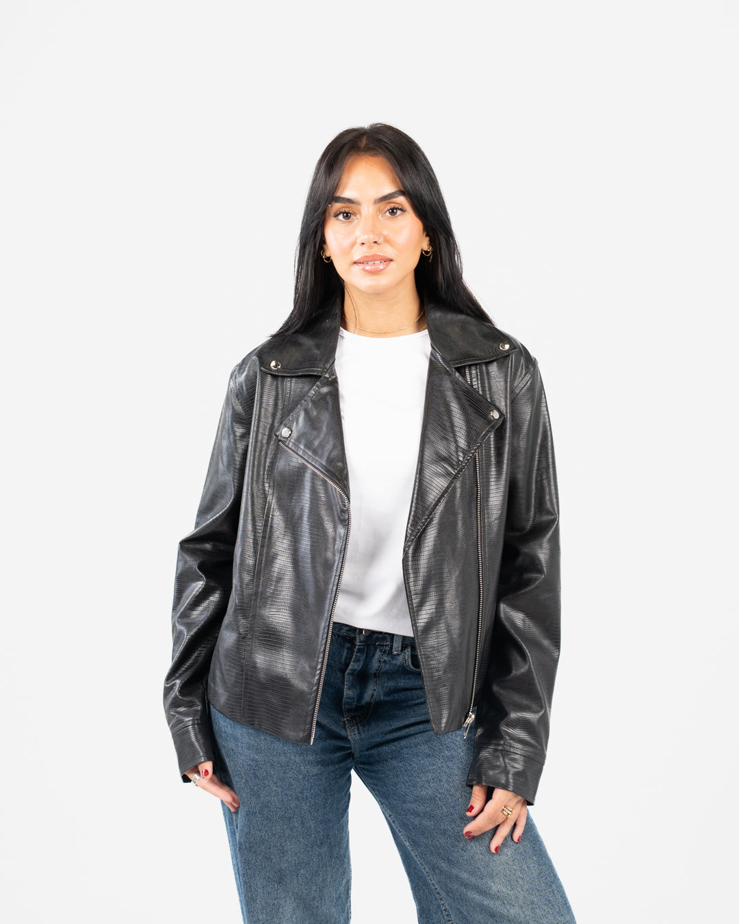 سترة جلدية نسائية