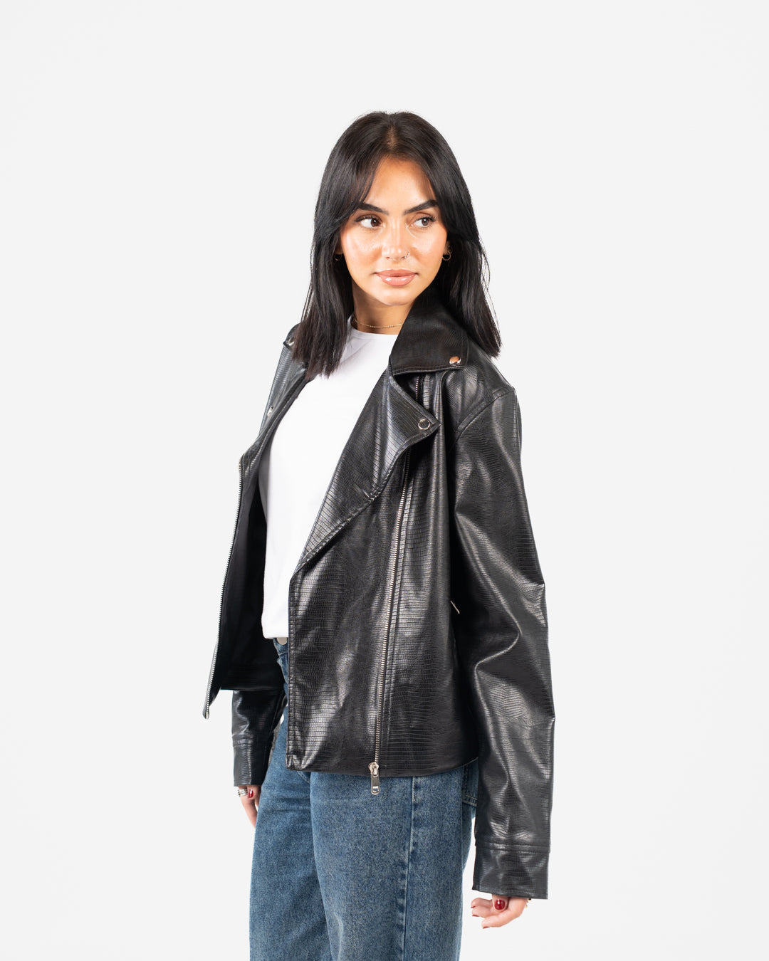 سترة جلدية نسائية