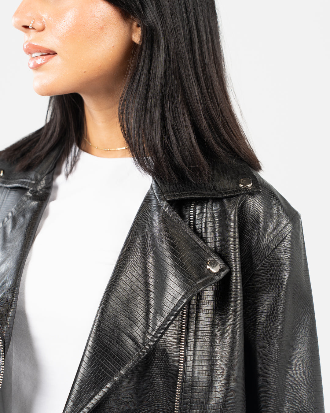 سترة جلدية نسائية