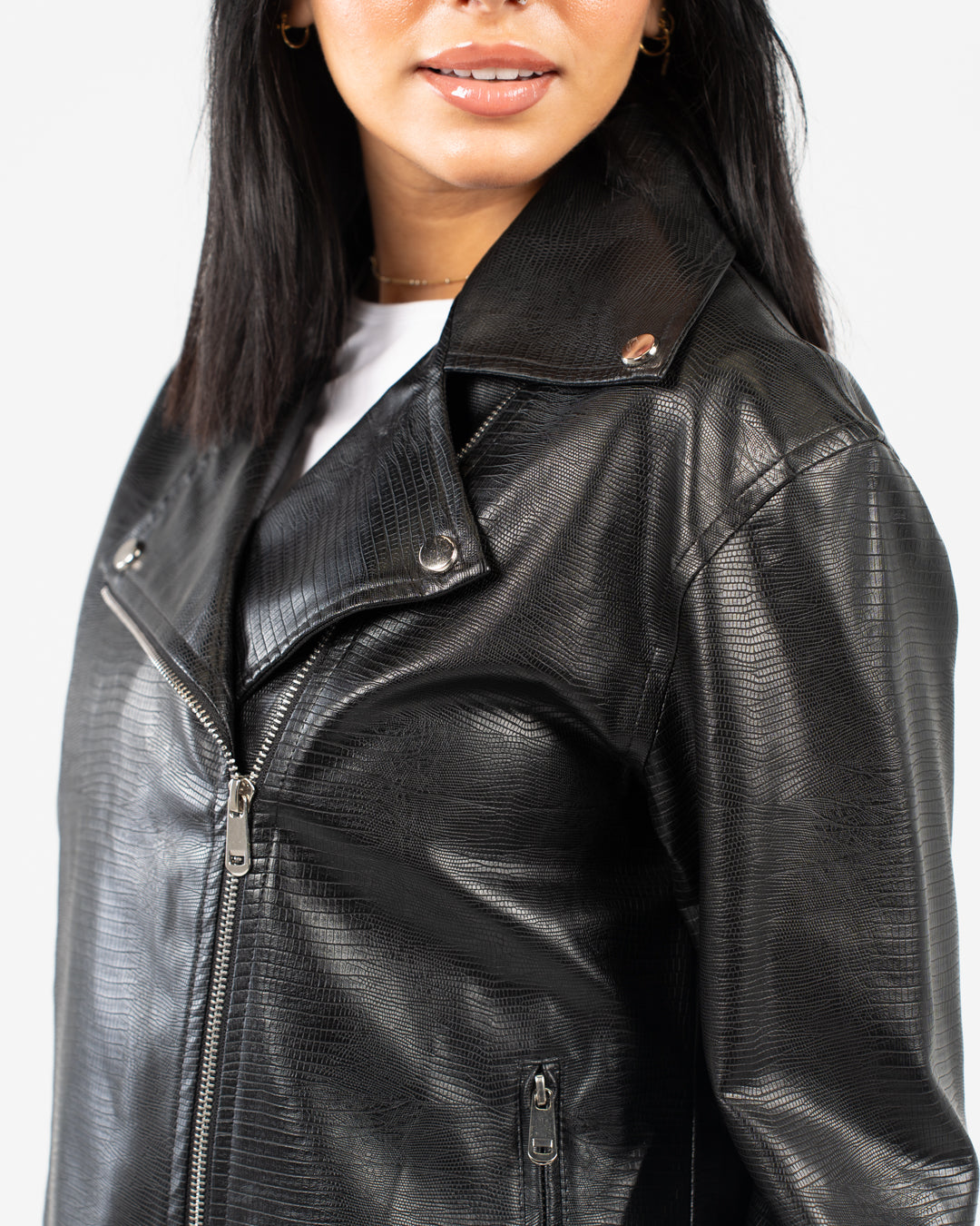 سترة جلدية نسائية