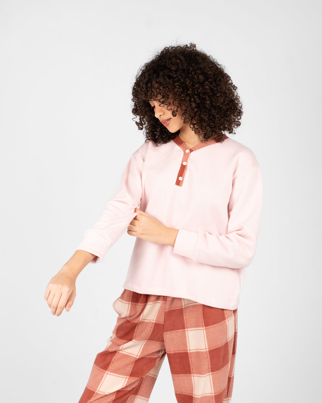 بيجامات نسائية منقوشة