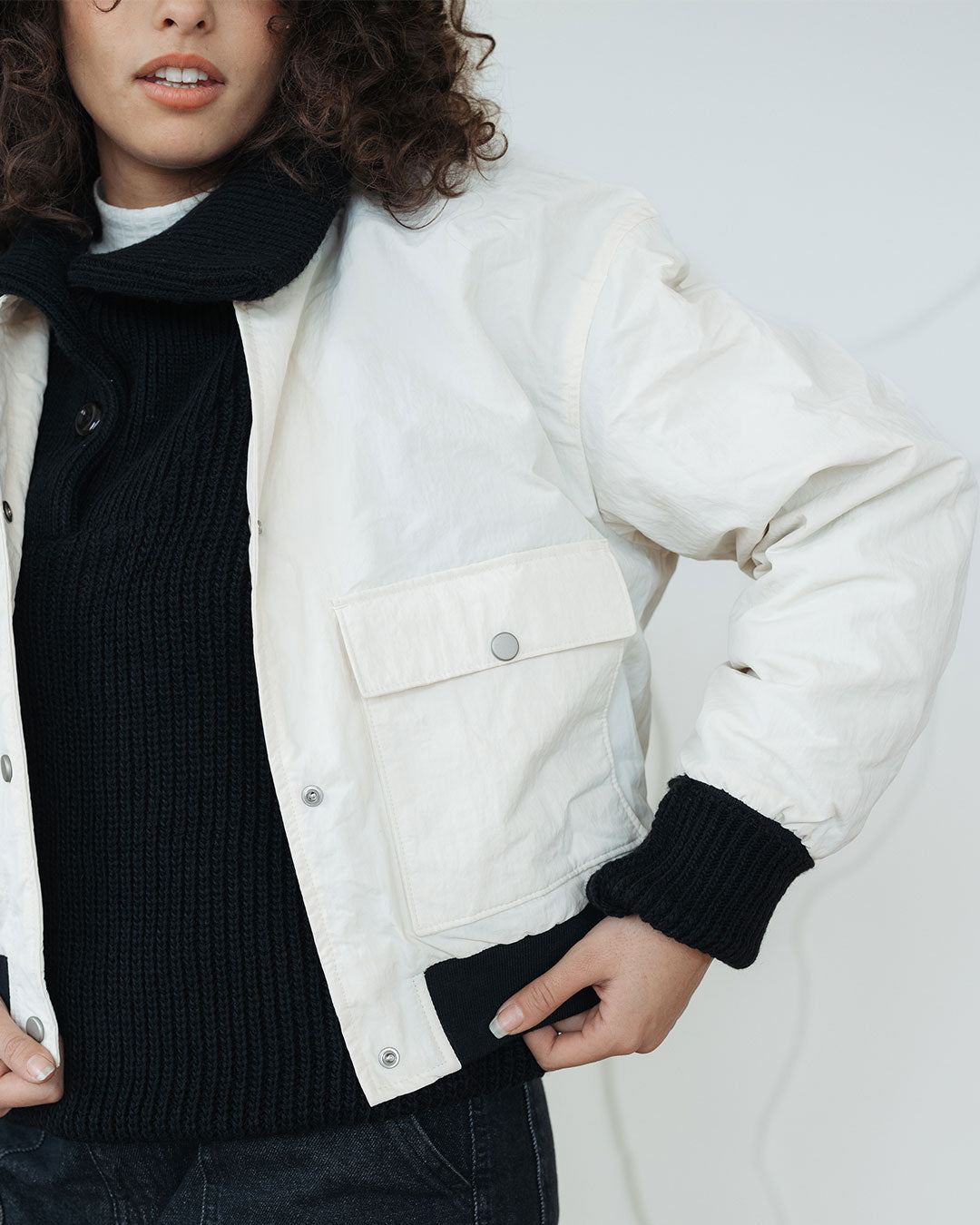 بلوفر نسائي مقاوم للماء