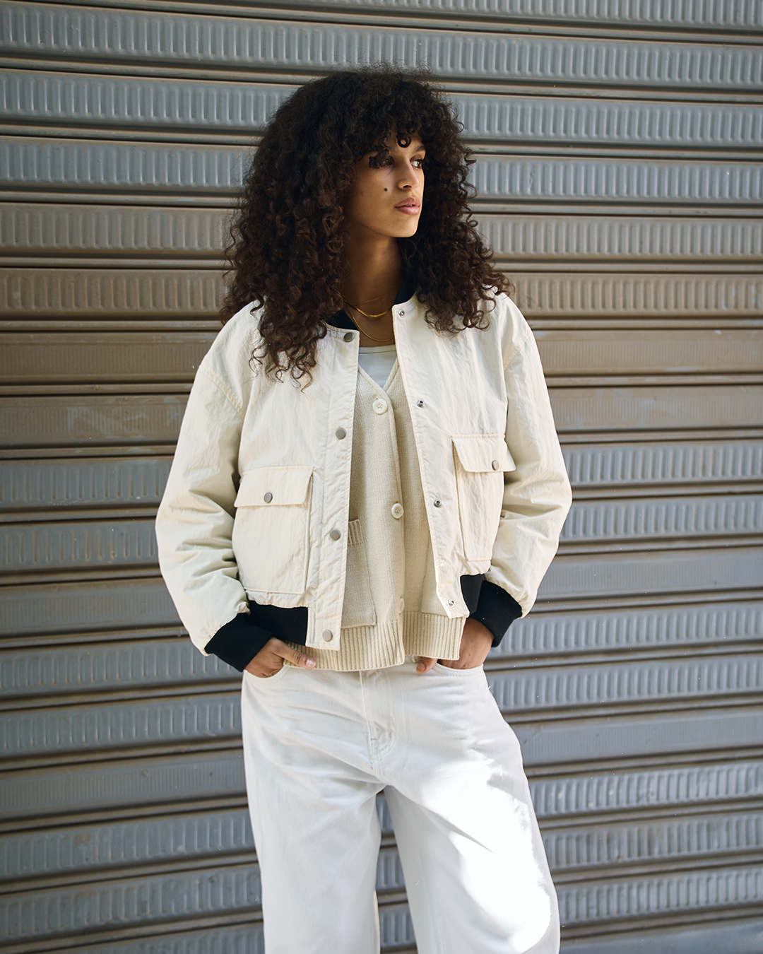 بلوفر نسائي مقاوم للماء