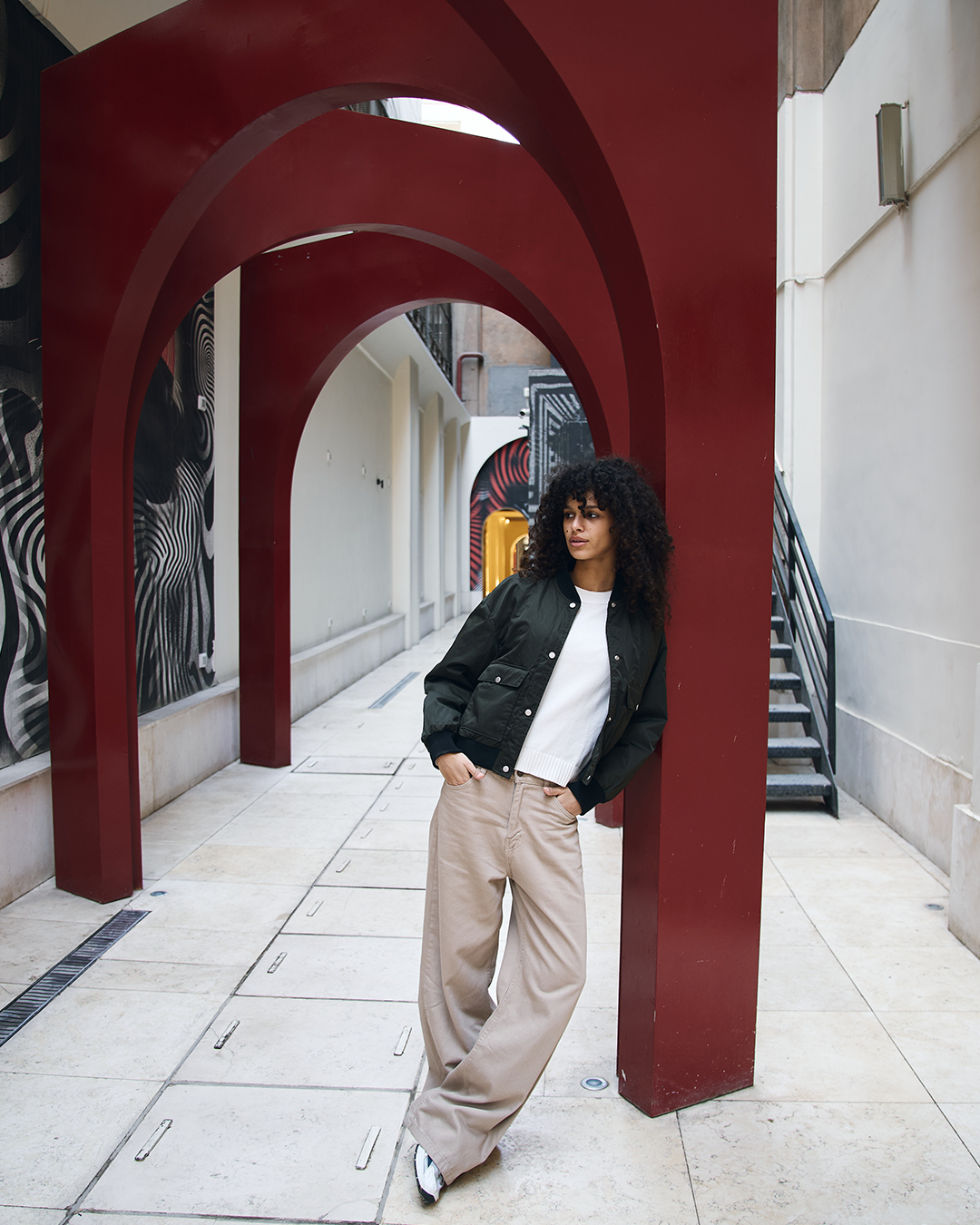 بلوفر نسائي مقاوم للماء