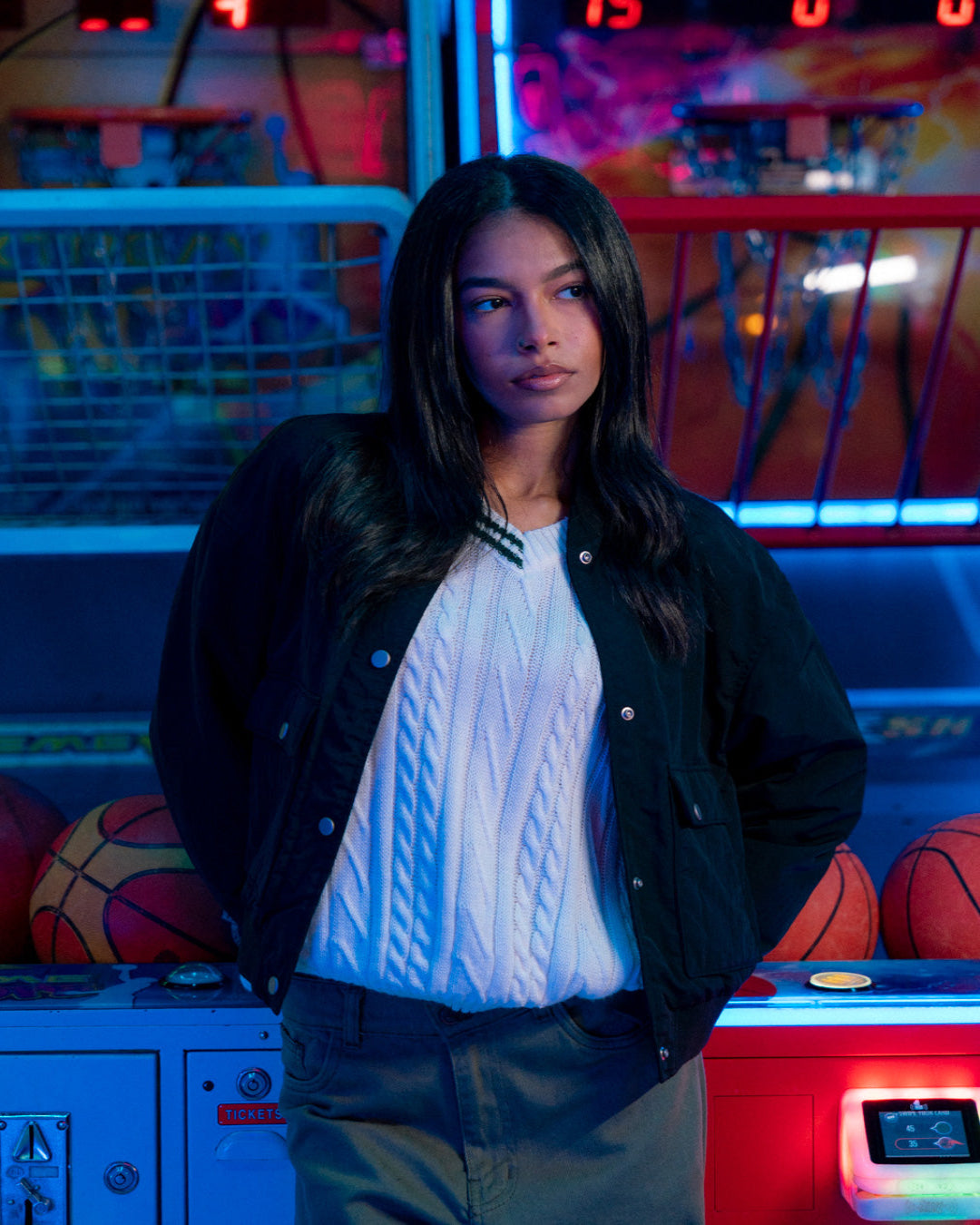 بلوفر برقبة على شكل حرف V