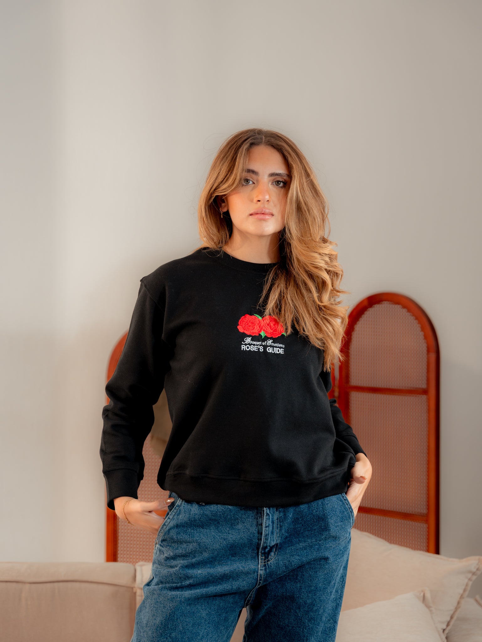 سويت شيرت رجالي برقبة مستديرة وتطريز