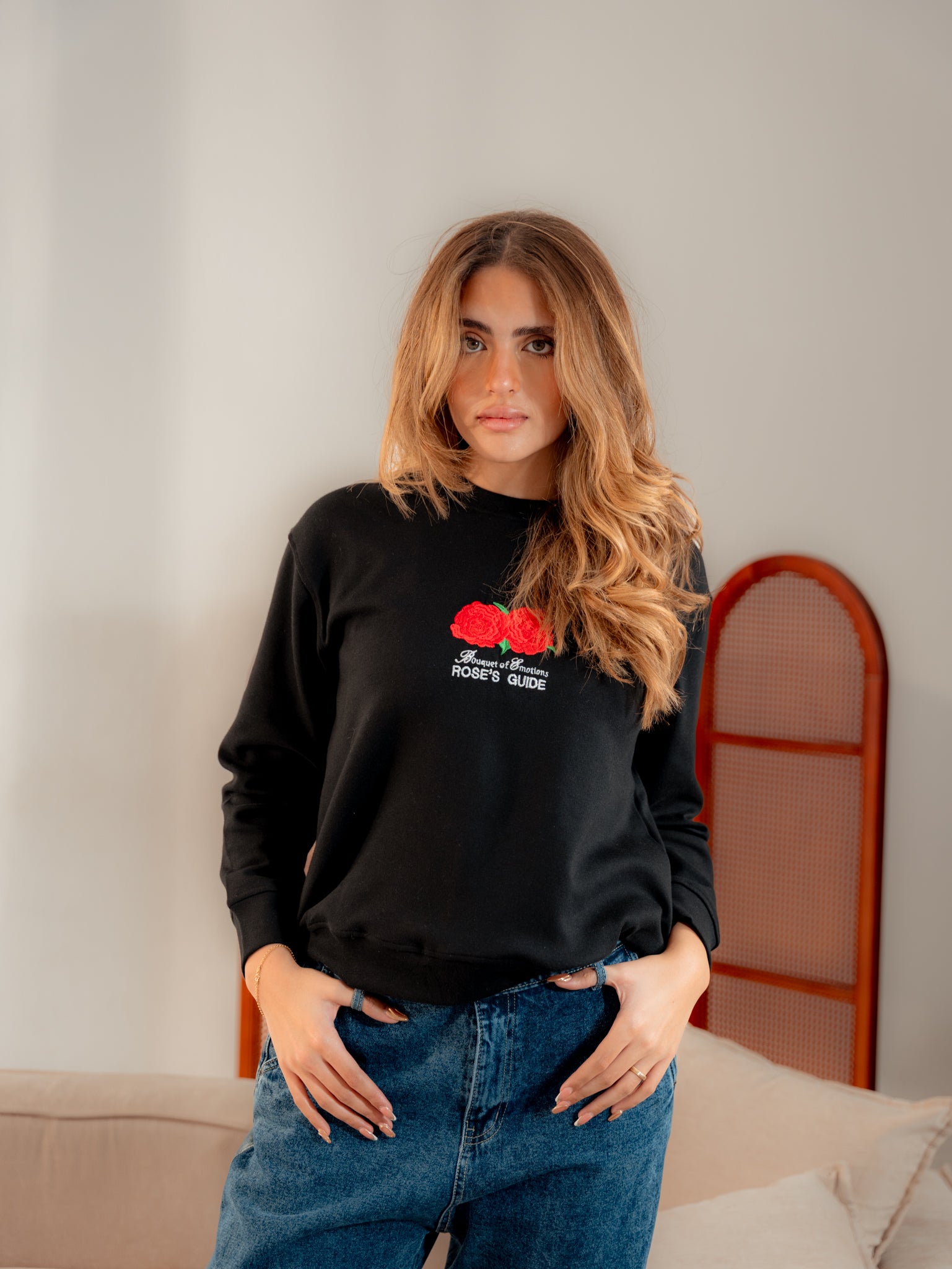 سويت شيرت رجالي برقبة مستديرة وتطريز