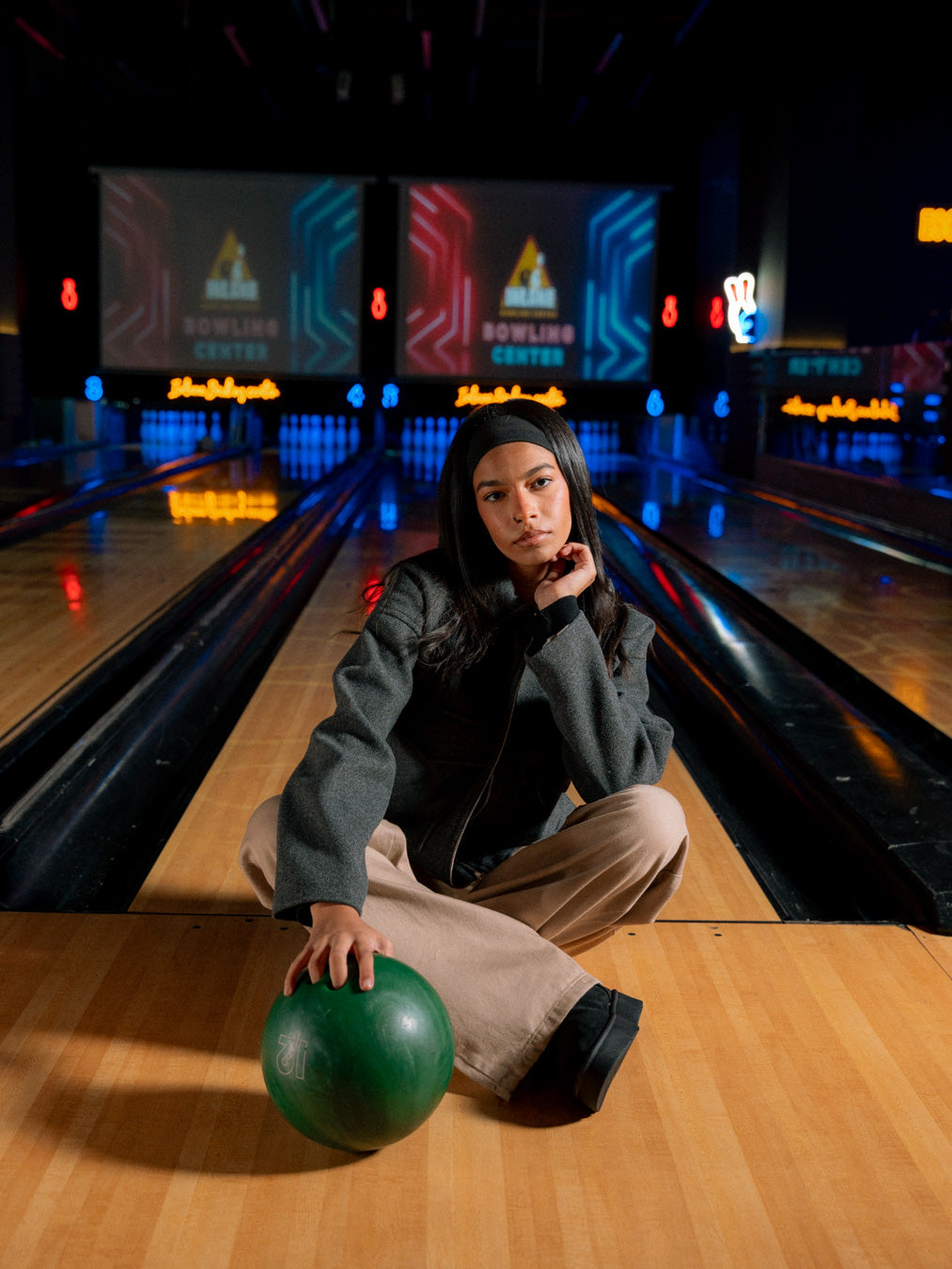 جاكيت نسائي بجيبين