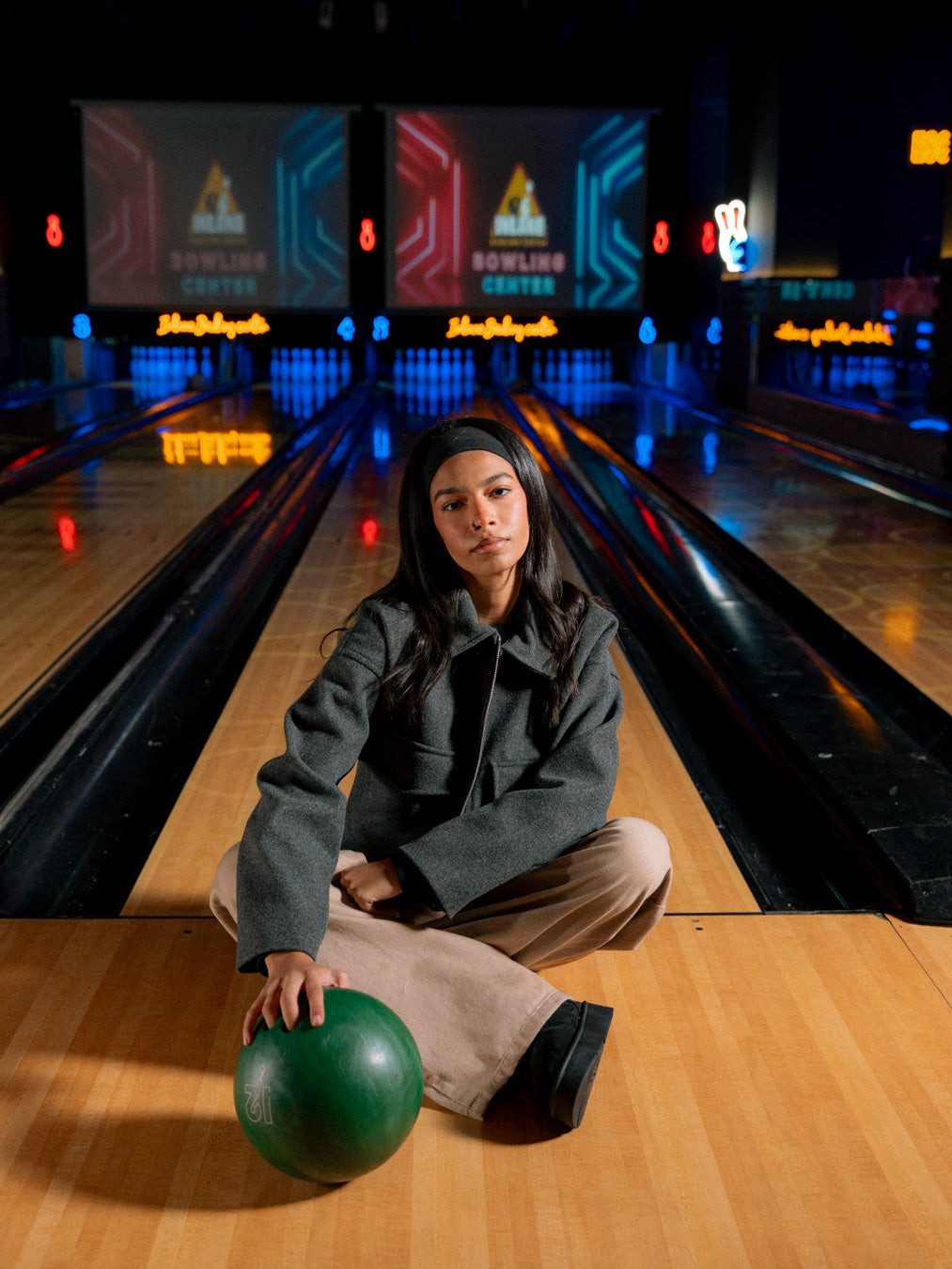 جاكيت نسائي بجيبين