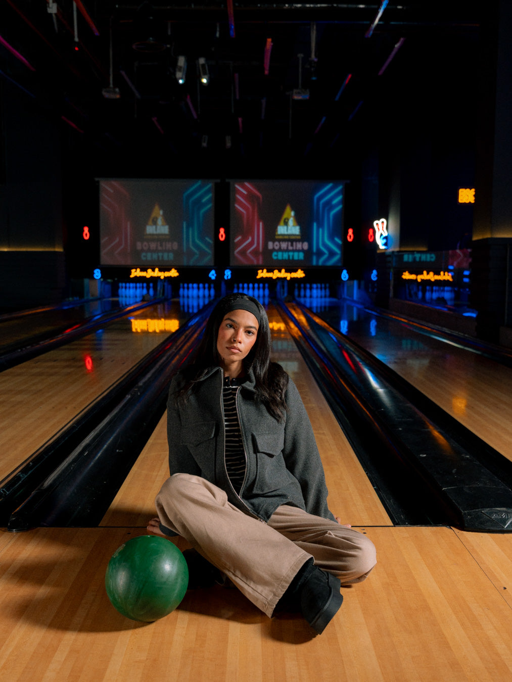 جاكيت نسائي بجيبين