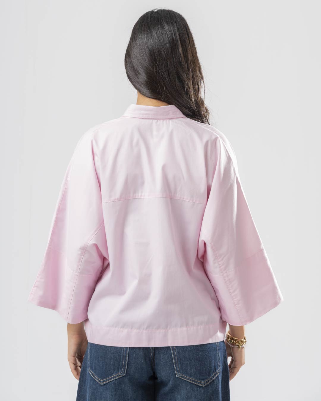 بلوزة بأكمام نصفية