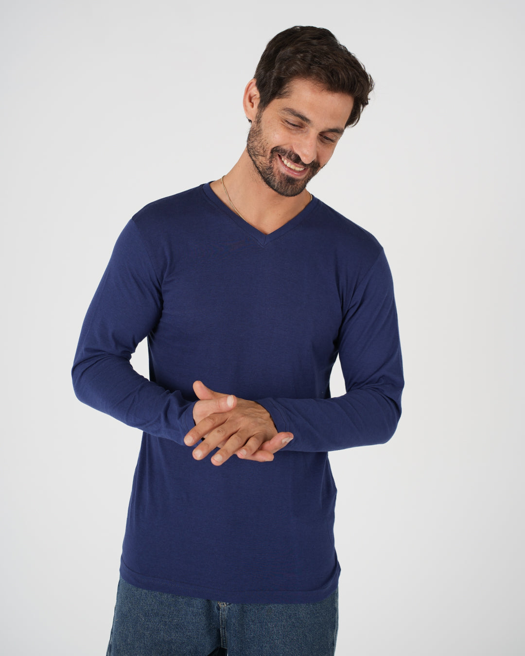 تي شيرت سادة برقبة V