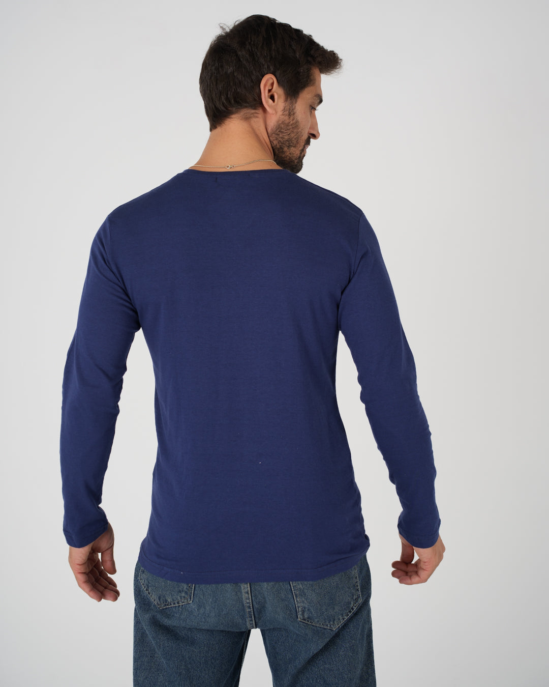 تي شيرت سادة برقبة V