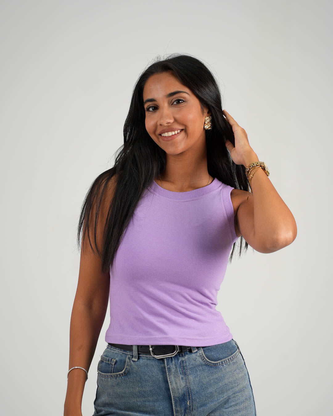 توب نسائي أساسي بدون أكمام