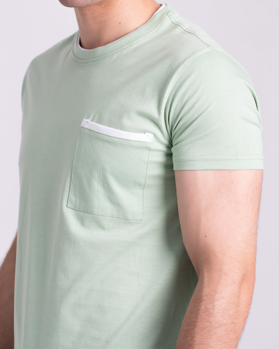 تي شيرت رجالي بأكمام قصيرة وجيب