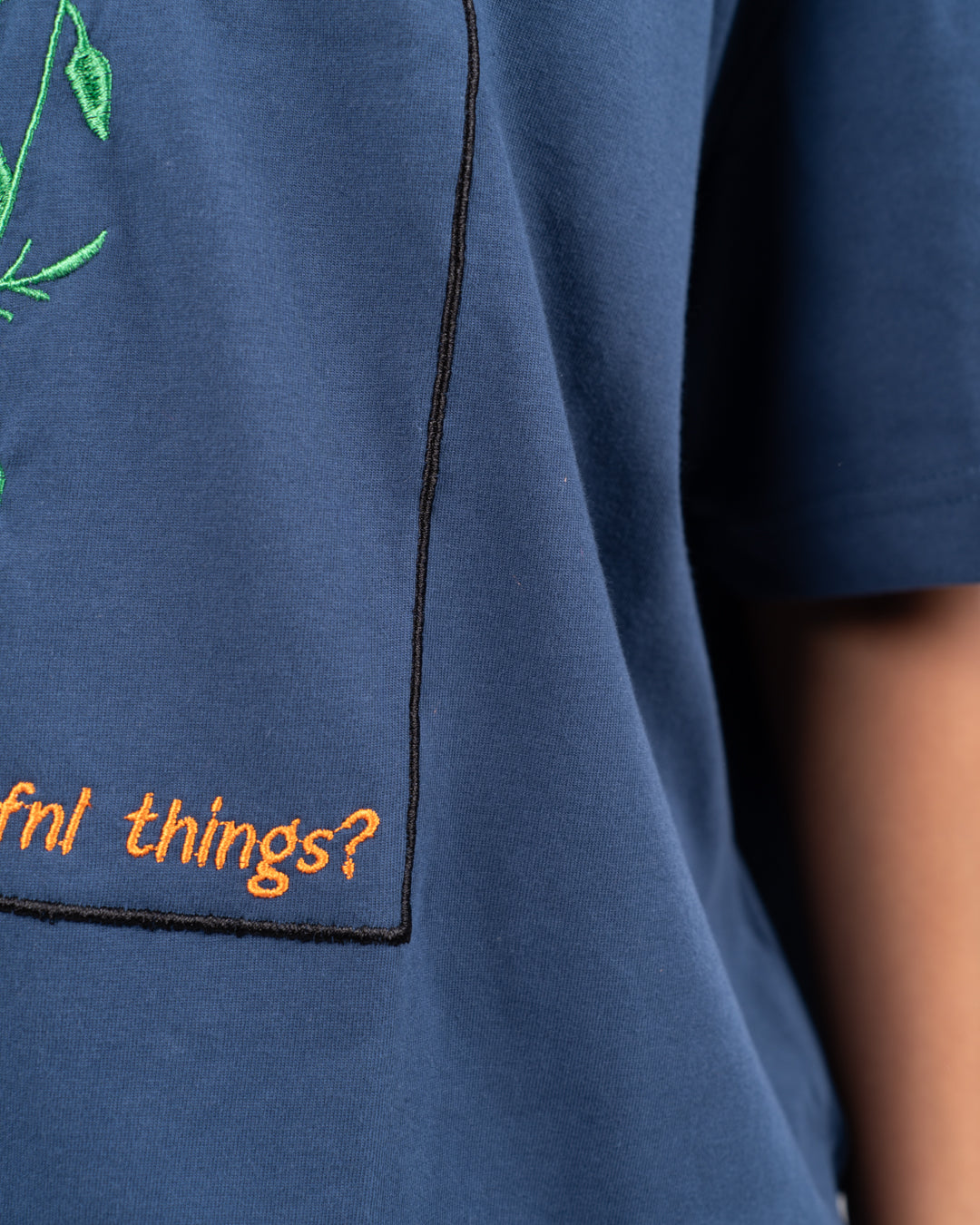 تي شيرت مطرز للنساء