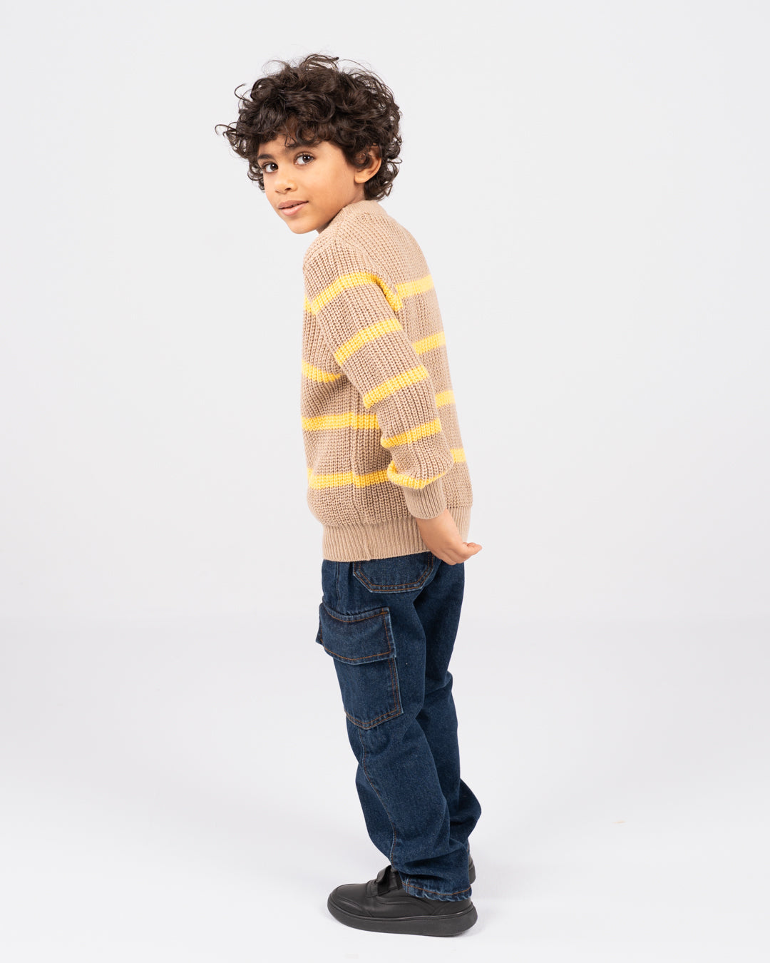 بلوفر مخطط برقبة دائرية