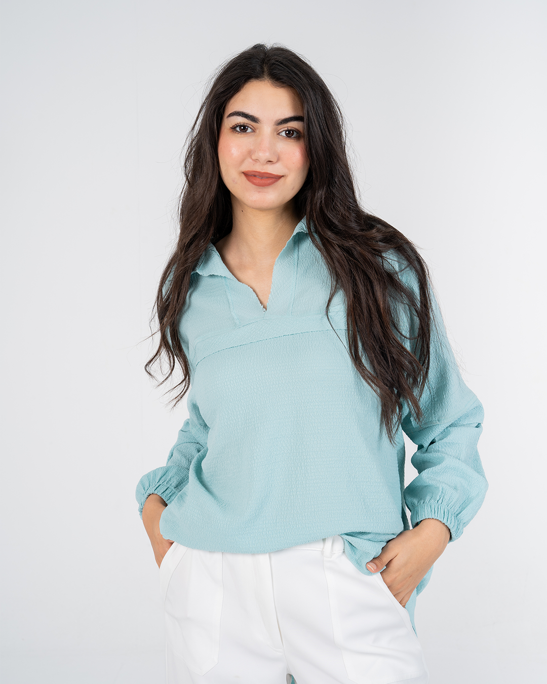 بلوزة بأكمام طويلة