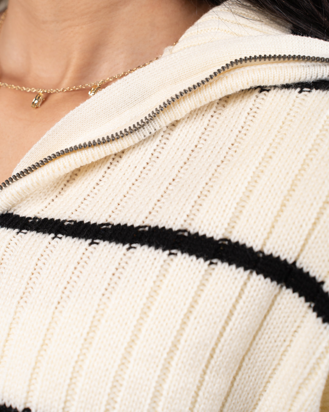 بلوفر نسائي بنصف سحاب