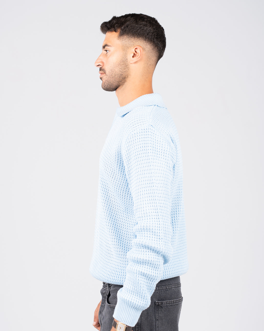 بلوفر رجالي أساسي ذو ياقة