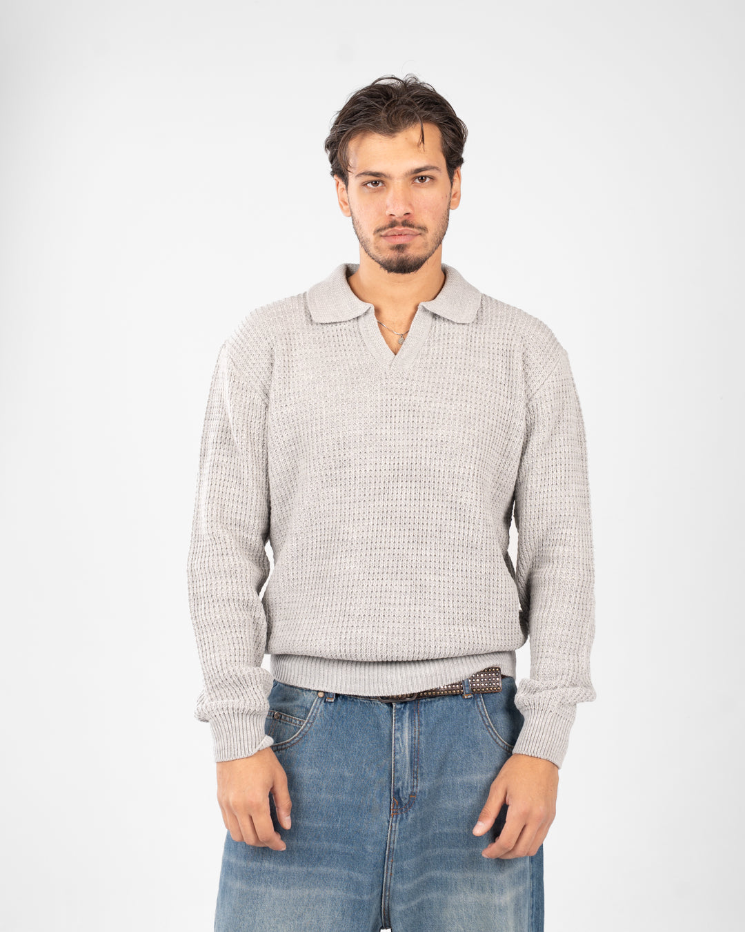 بلوفر رجالي أساسي ذو ياقة