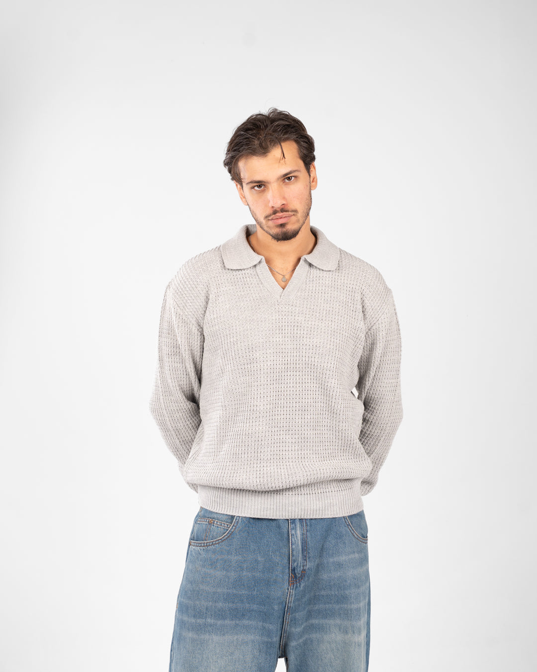 بلوفر رجالي أساسي ذو ياقة