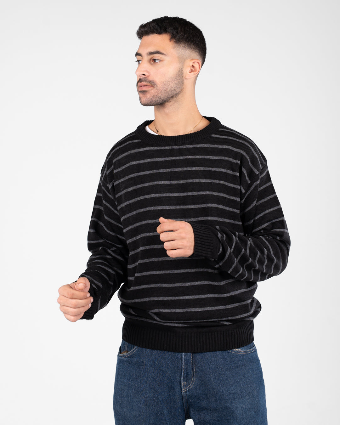 سترة رجالية مخططة برقبة دائرية