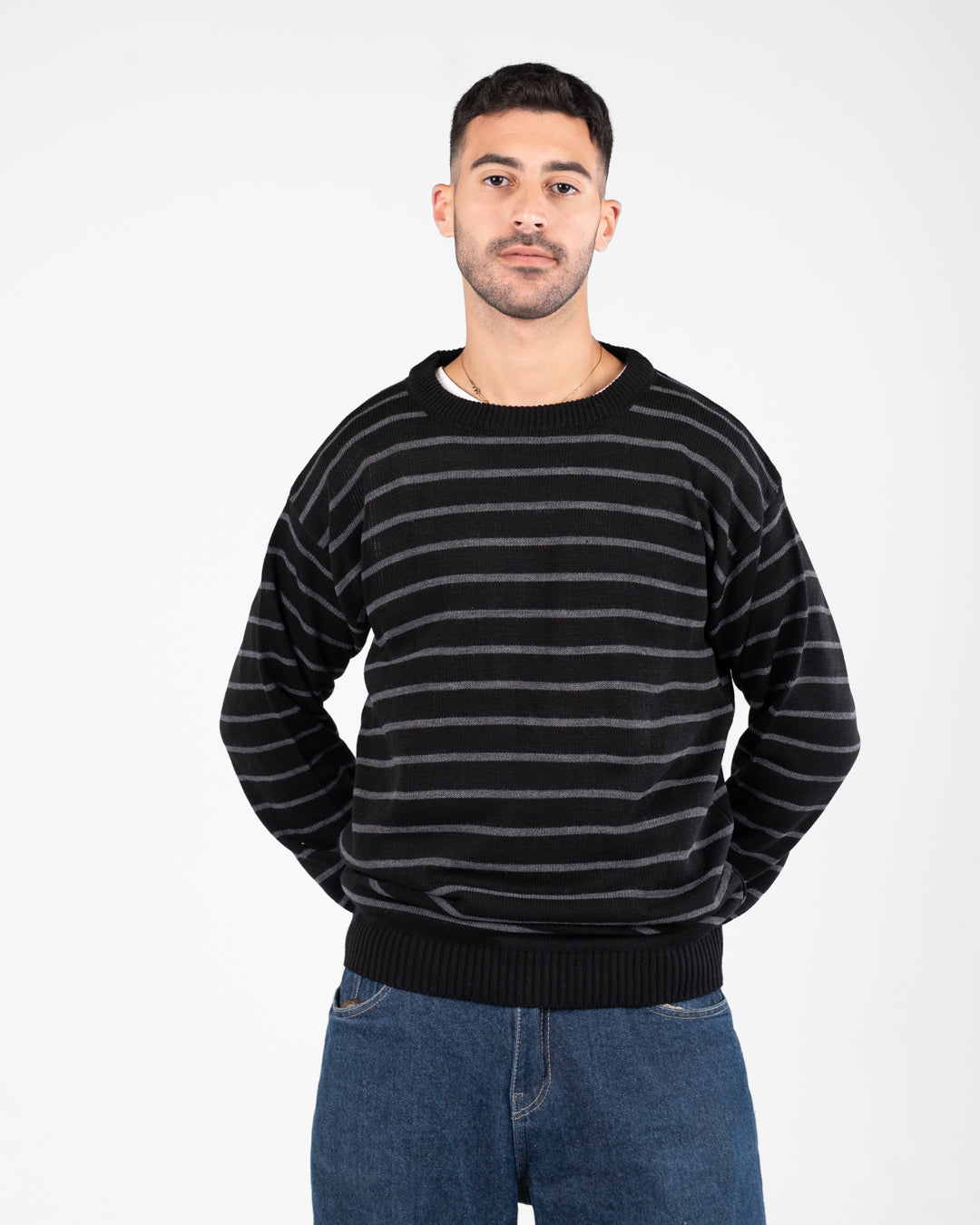 سترة رجالية مخططة برقبة دائرية