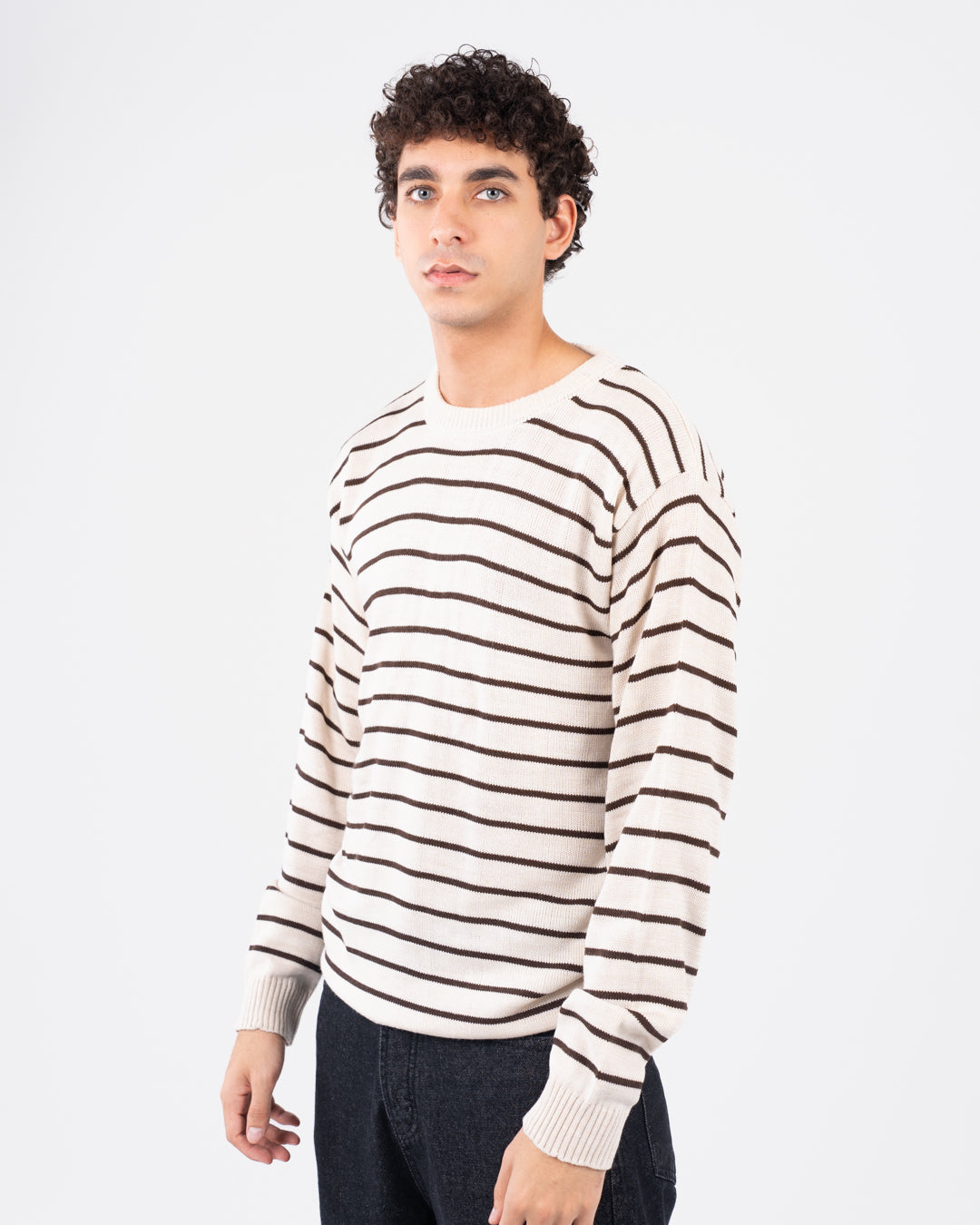 سترة رجالية مخططة برقبة دائرية