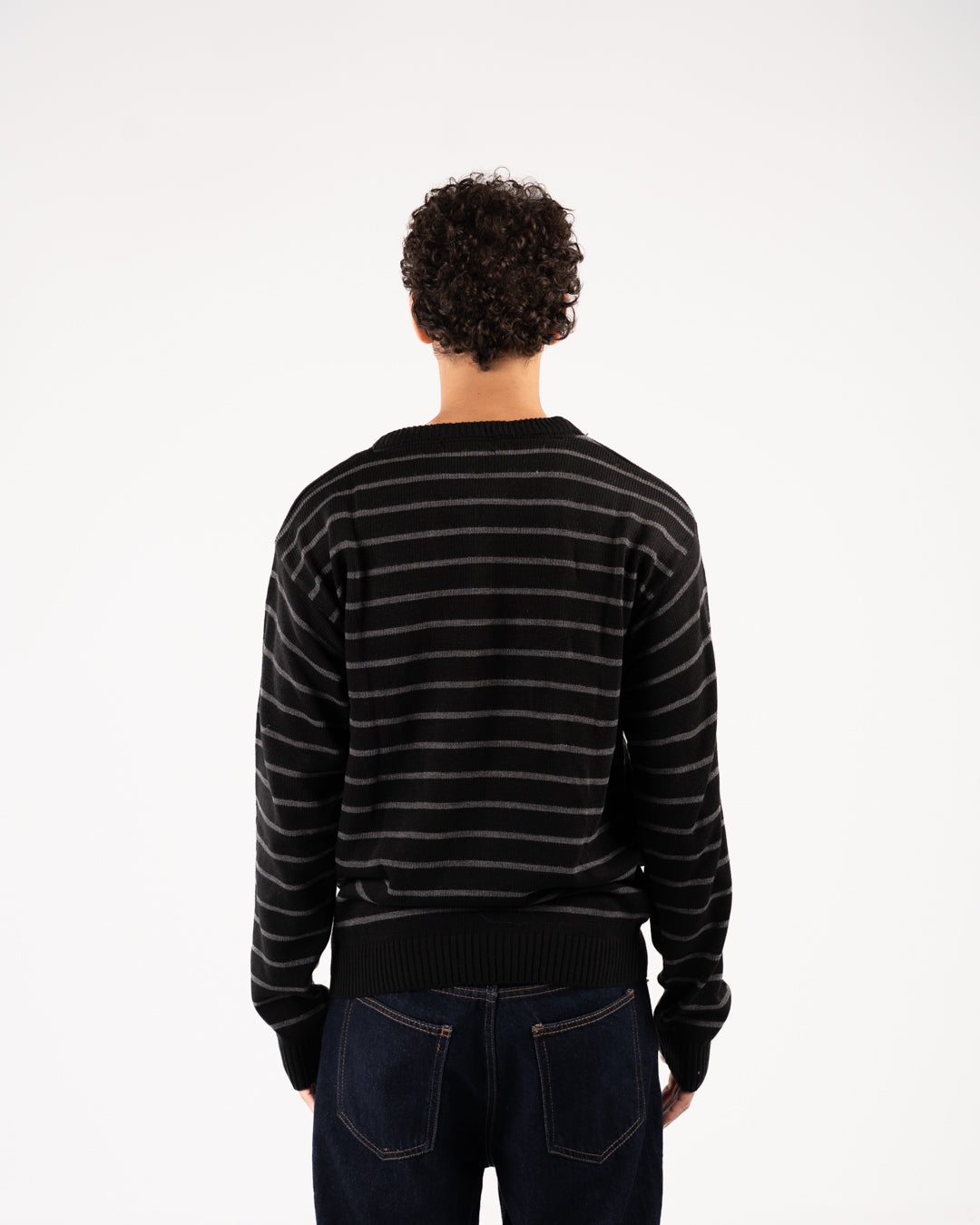 سترة رجالية مخططة برقبة دائرية