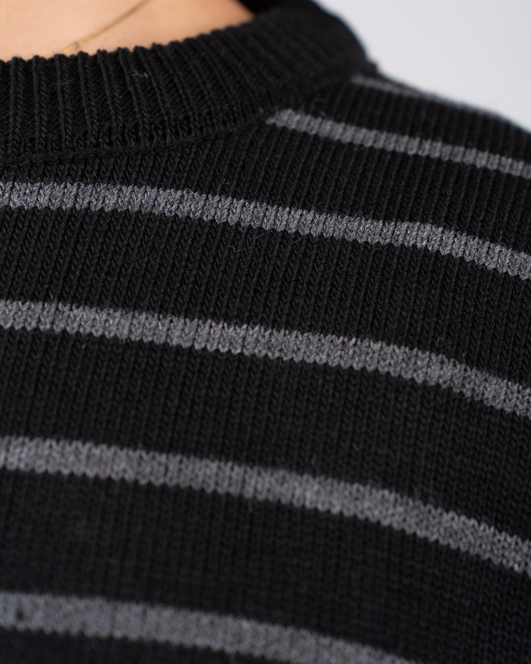 سترة رجالية مخططة برقبة دائرية