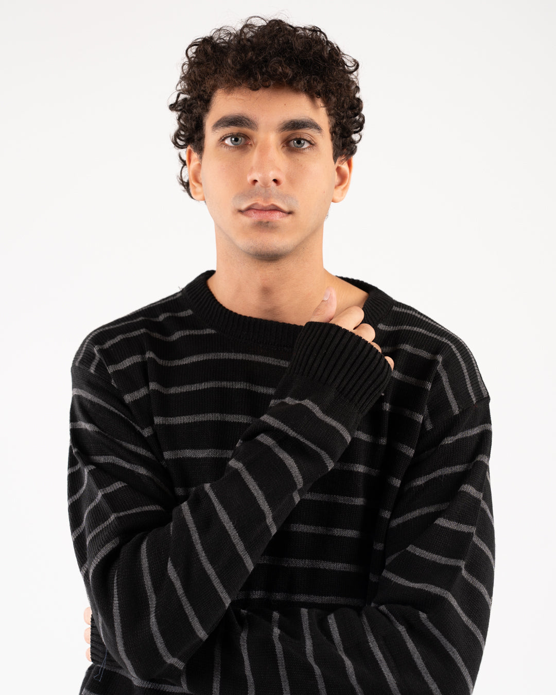 سترة رجالية مخططة برقبة دائرية