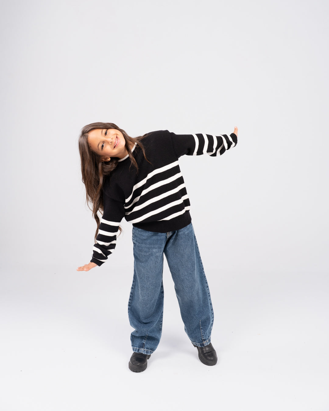 بلوفر مخطط للفتيات برقبة دائرية