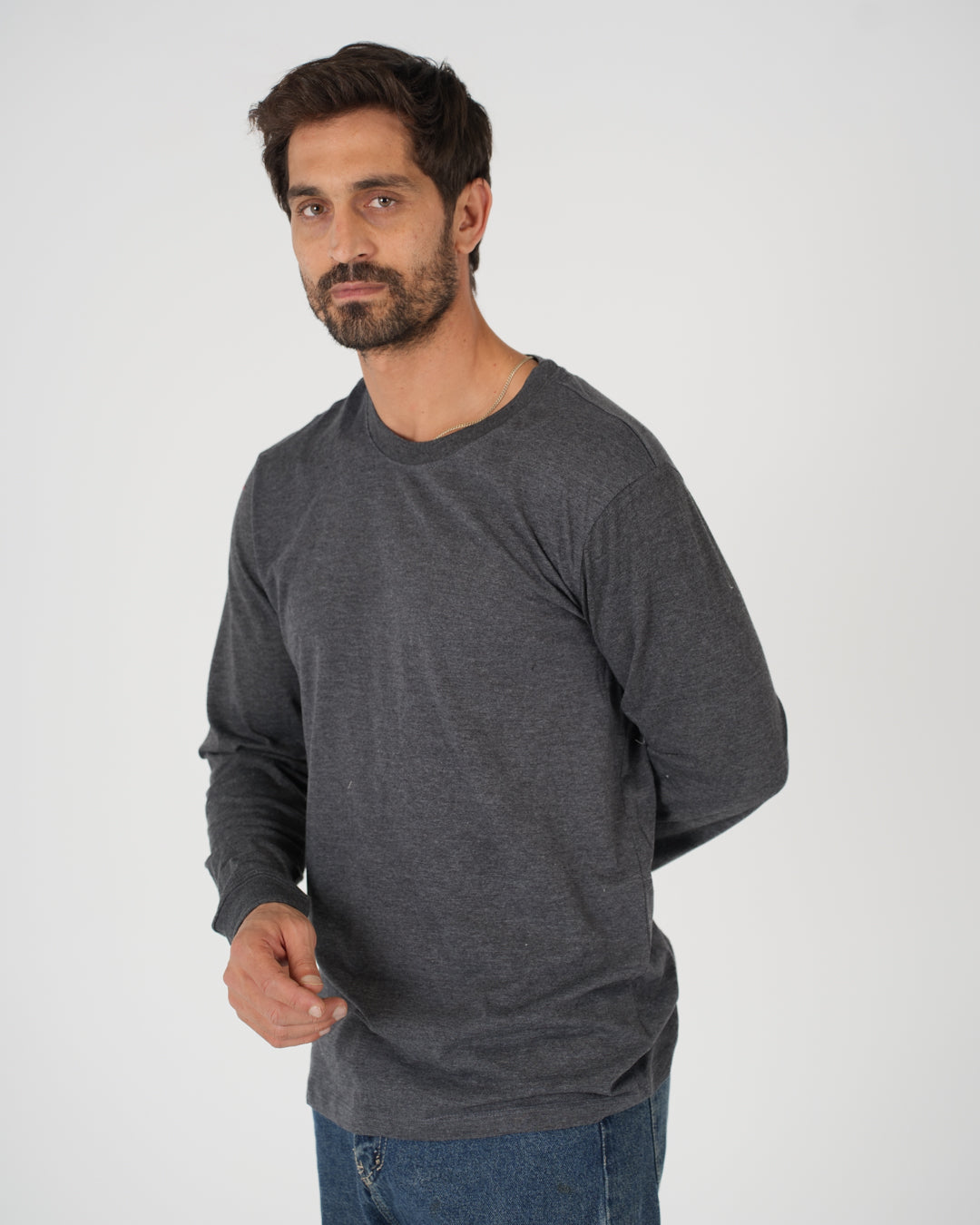 تي شيرت أساسي بأكمام طويلة