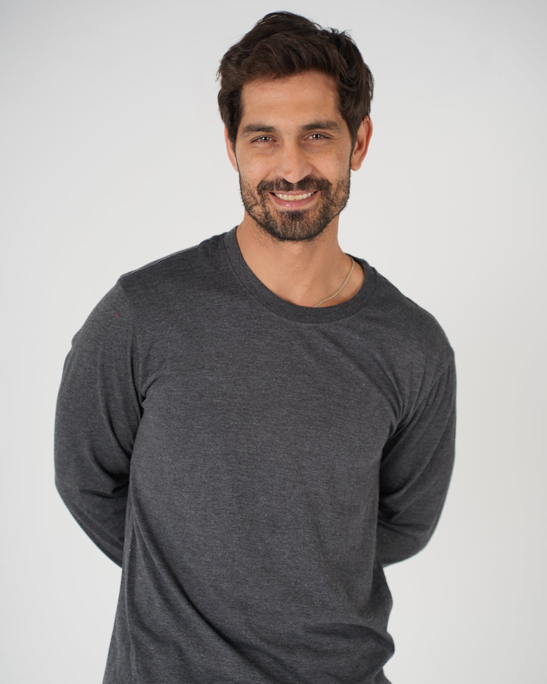 تي شيرت أساسي بأكمام طويلة